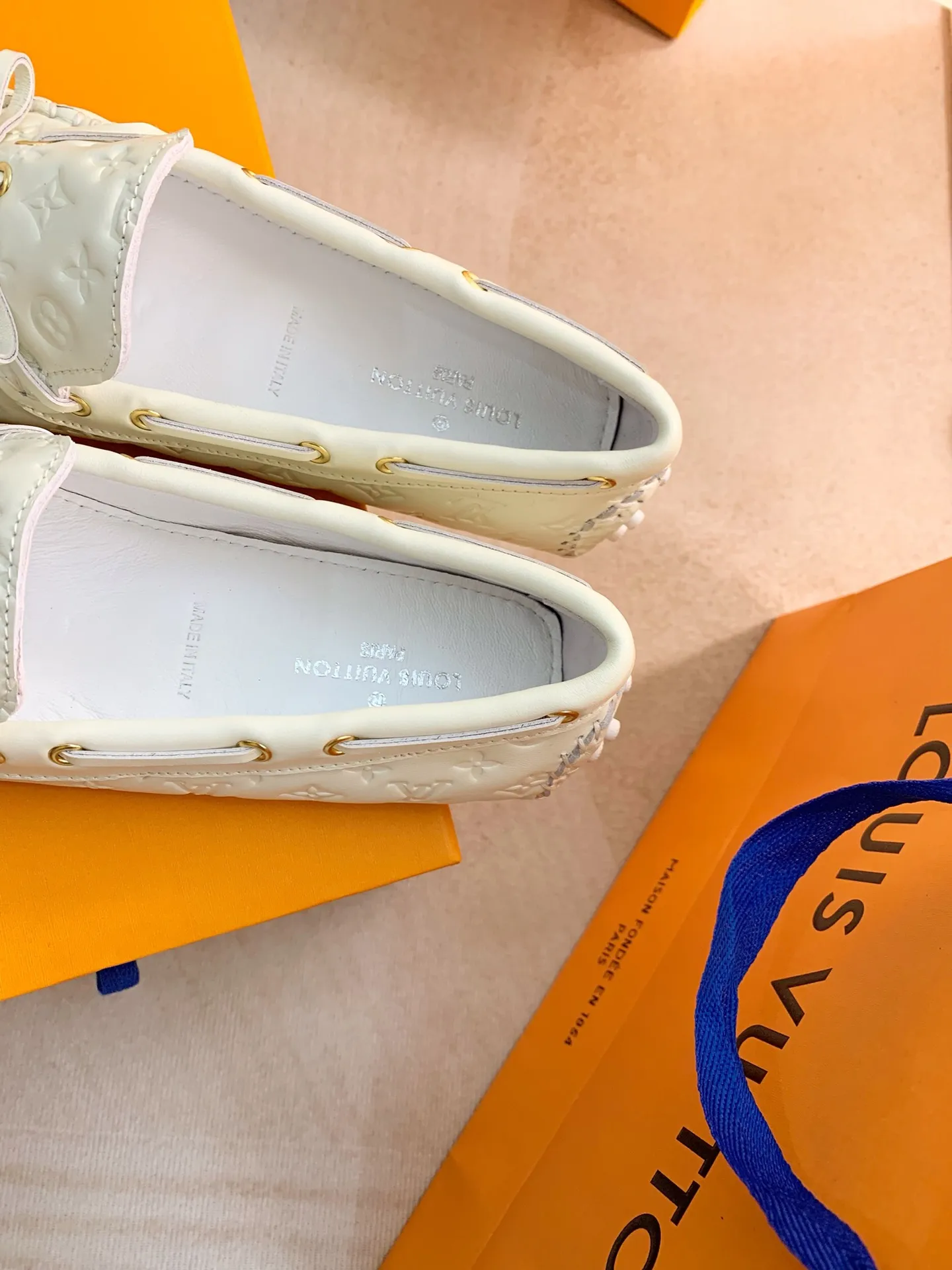 p460💰Couple model❤️🇫🇷 𝙇𝙤𝙪𝙞𝙨 𝙑𝙪𝙞𝙩𝙩𝙤𝙣 🇫🇷Louis Vuitton 2023 Classic𝓛𝓿 𝓣𝓻𝓪𝓲𝓷𝓮𝓻 Sports Series ➪➪➪¯ [Arizona Doudou Shoes Series] ▪️▪️▪️Arizona slip-on shoes are made of Monogram Eclipse canvas. Its hand-painted and dyed edges and hand-sewn uppers fully demonstrate Louis Vuitton's traditional shoemaking craftsmanship. This slip-on shoe is very lightweight. The integrated tongue and upper make it particularly comfortable and flexible. The soft outsole is equipped with rubber padding. Decorated with matching sash. Detailed features: ☑️Monogram Eclipse canvas ☑️Black Eclipse pattern ☑️Hand-painted shoe edges ☑️Hand-sewn uppers (each pair takes time to process) ☑️Integrated tongue and upper construction ☑️Outsole equipped with rubber lining ☑️size: 35_46
